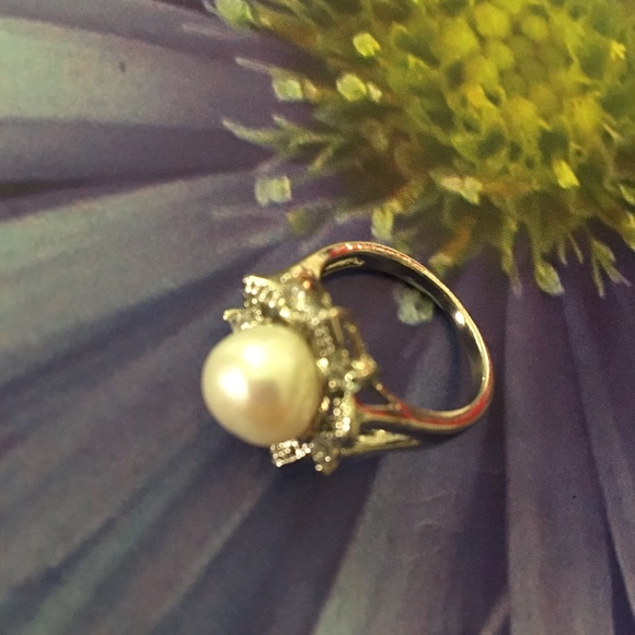 🔆SOLD🔆 Lot of Faux Pearls, Silver tone, and Gem decor pieces - Picture 4 of 6